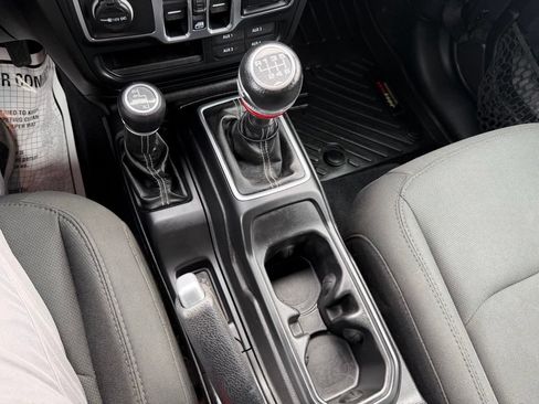 Used 2018 Jeep Wrangler Unlimited Sahara AWD/4WD image 26