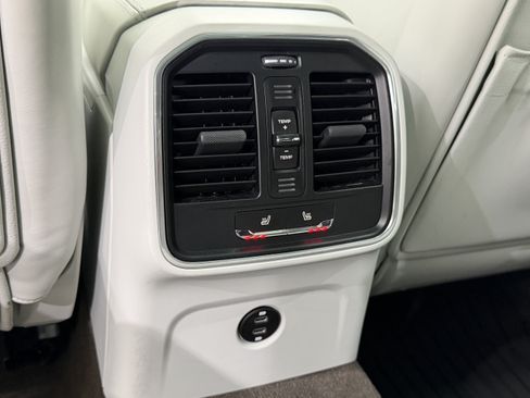 Certified 2021 Porsche Macan Turbo AWD/4WD image 21