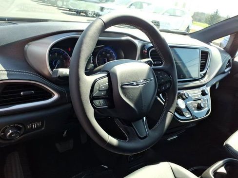 New 2026 Chrysler Pacifica Select FWD image 6