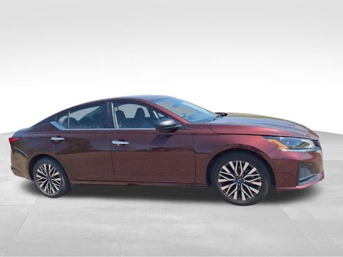 Used 2024 Nissan Altima 2.5 SV image 6