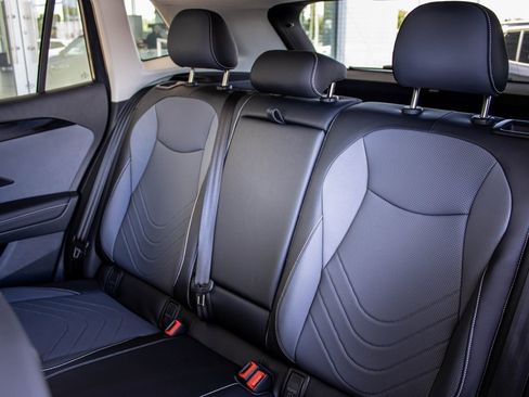 Certified 2025 Volkswagen Tiguan SE image 50