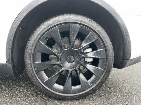 Used 2022 Tesla Model Y Long Range image 10