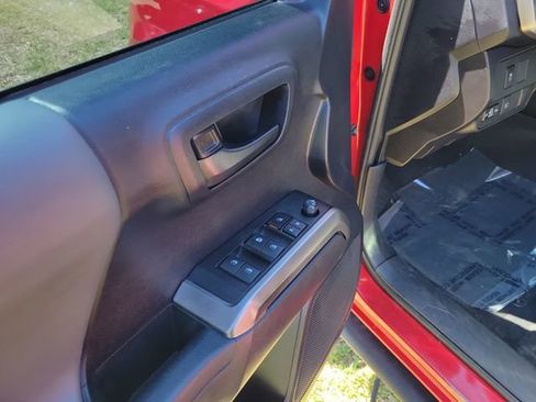 Used 2021 Toyota Tacoma SR5 AWD/4WD image 9