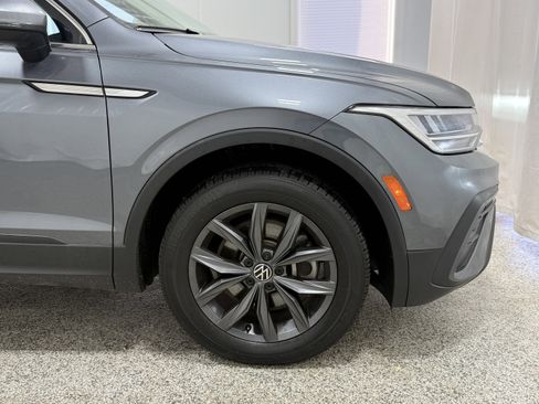 Used 2022 Volkswagen Tiguan SE w/ Panoramic Sunroof Package image 31