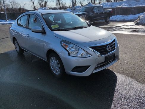 Used 2019 Nissan Versa SV image 3
