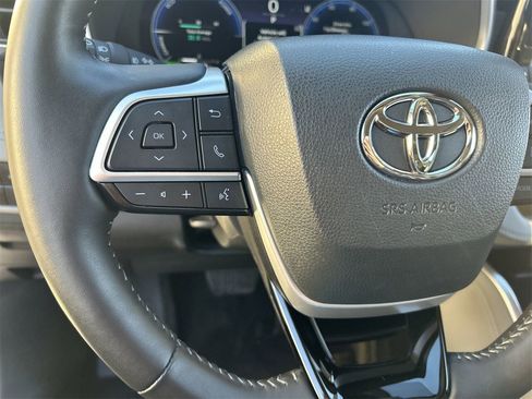Used 2024 Toyota Highlander Limited image 21