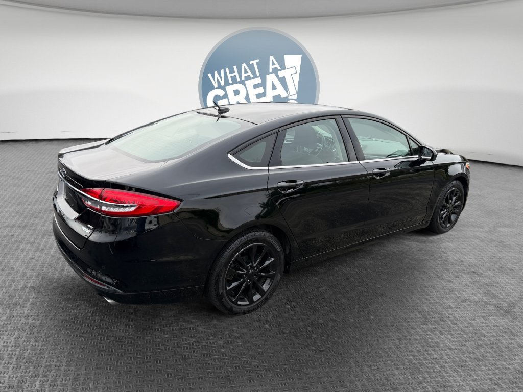 Used 2017 Ford Fusion SE w/ Fusion SE Technology Package FWD image 3