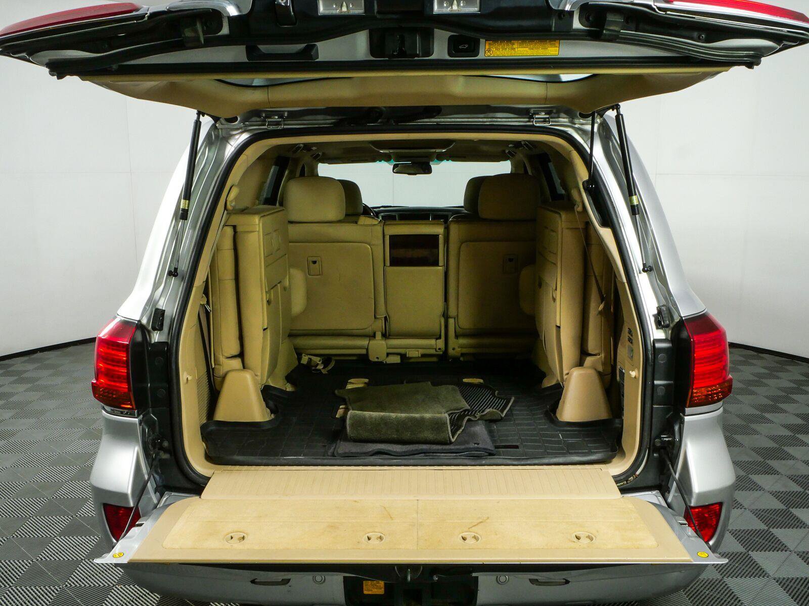 Used 2011 Lexus LX 570 4WD w/ Luxury Pkg image 33