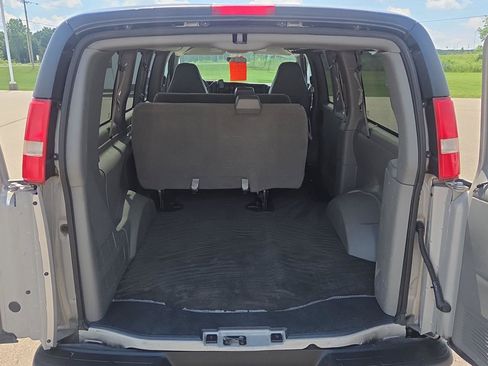 Used 2008 Chevrolet Express 1500 Passenger w/ LT Preferred Equipment Group RWD image 5