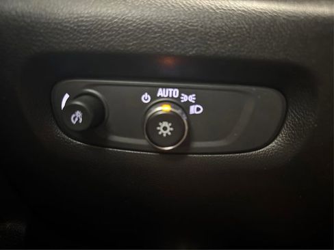 Used 2022 Chevrolet Traverse LS image 21