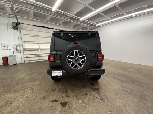 Used 2025 Jeep Wrangler Sahara image 5