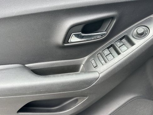 Used 2020 Chevrolet Trax LS FWD image 10