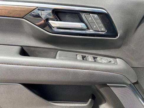 Certified 2025 Chevrolet Suburban High Country AWD/4WD image 12