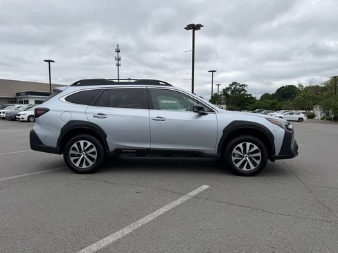 Used 2025 Subaru Outback Premium AWD/4WD image 9