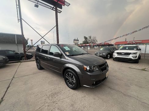 Used 2017 Dodge Grand Caravan SXT w/ Driver Convenience Group FWD image 2