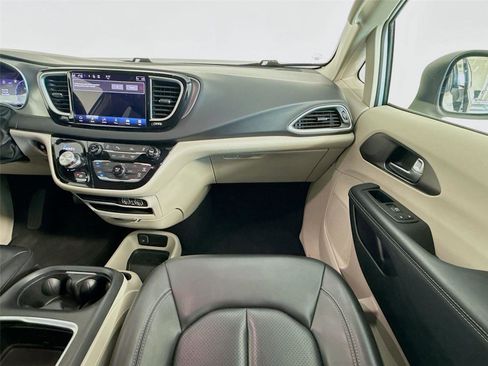 Used 2023 Chrysler Pacifica Touring-L FWD image 29