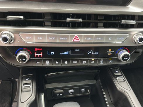 Used 2025 Kia Telluride S AWD/4WD image 19