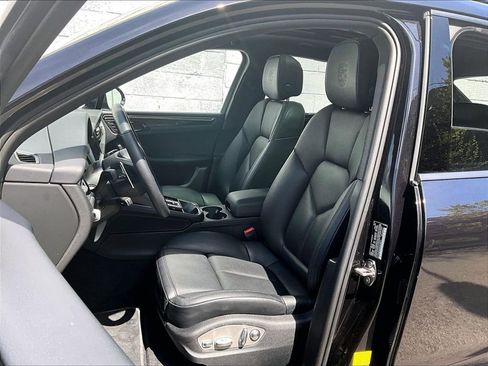 Certified 2025 Porsche Macan AWD/4WD image 5