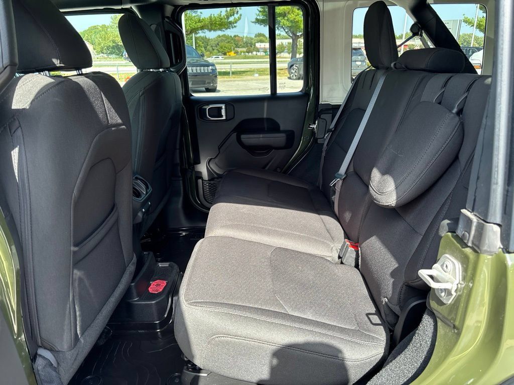 Used 2023 Jeep Wrangler Unlimited AWD/4WD image 15