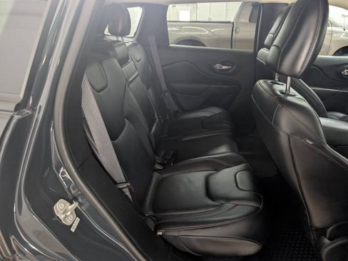 Used 2016 Jeep Cherokee Trailhawk w/ Leather Interior Group AWD/4WD image 17