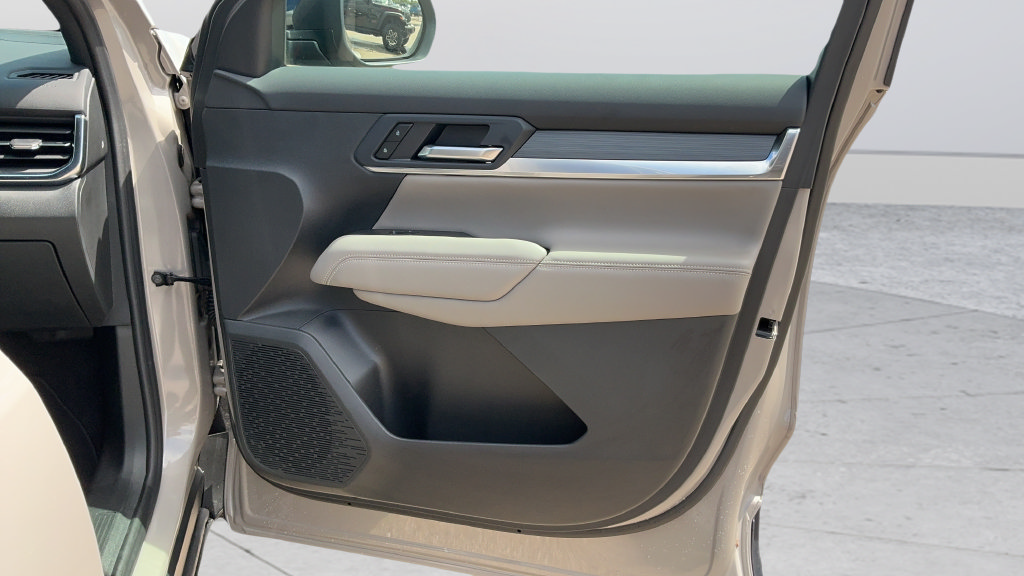 Used 2025 GMC Terrain Elevation w/ Elevation Premium Package FWD image 23