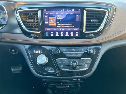 Used 2018 Chrysler Pacifica Limited w/ Tire & Wheel Group image 27