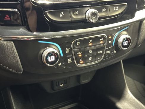 Used 2023 Chevrolet Traverse LT FWD image 21