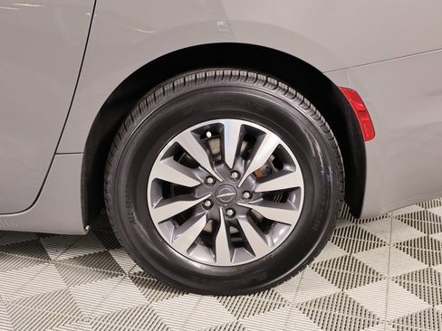 Used 2022 Chrysler Pacifica Touring-L w/ Uconnect Theater Family Group image 21