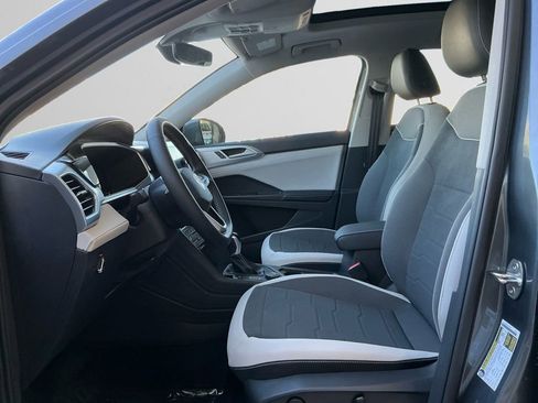 New 2025 Volkswagen Taos SE image 9