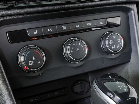 Certified 2022 Volkswagen Taos SE FWD image 20
