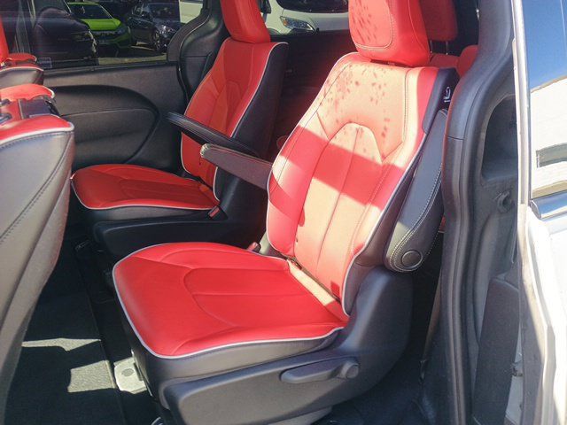 Used 2021 Chrysler Pacifica Limited w/ Uconnect Theater Family Group FWD image 20