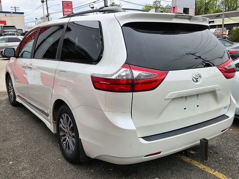 Used 2020 Toyota Sienna XLE FWD image 4
