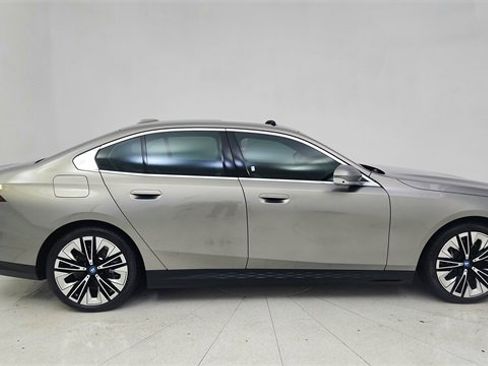 Used 2025 BMW i5 xDrive40 image 6