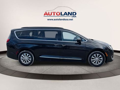 Used 2017 Chrysler Pacifica Touring-L image 3