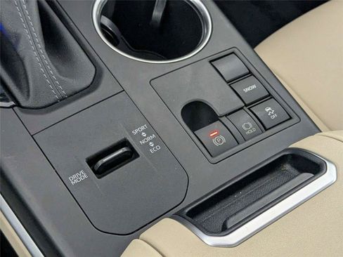 Used 2023 Toyota Highlander XLE FWD image 15
