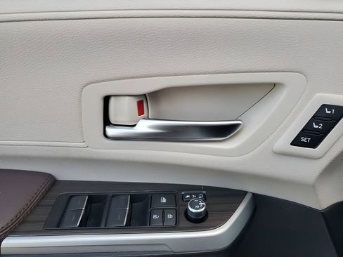 Used 2023 Toyota Sienna Platinum image 28