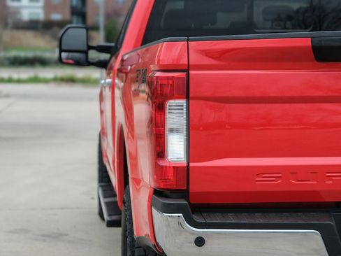 Used 2019 Ford F250 Lariat w/ Chrome Package image 19