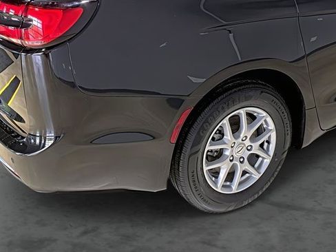 Used 2024 Chrysler Pacifica Touring-L FWD image 13