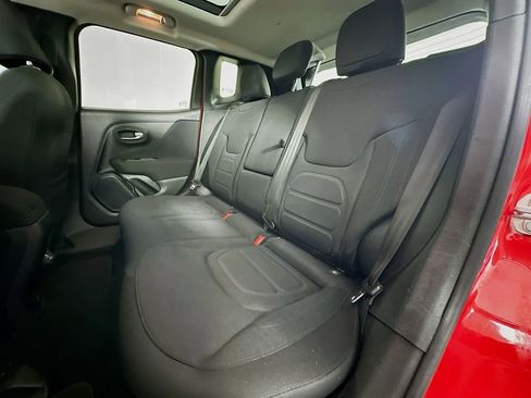 Used 2019 Jeep Renegade Latitude w/ Popular Equipment Group image 24