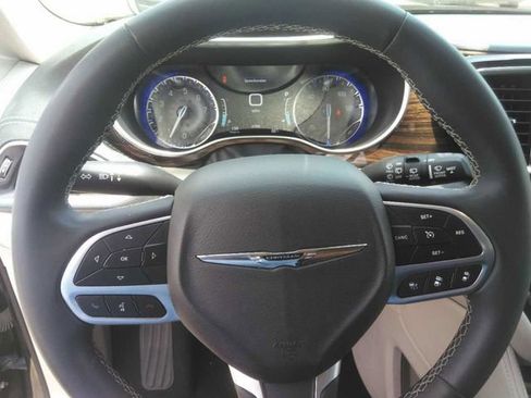 Used 2023 Chrysler Pacifica Limited FWD image 8