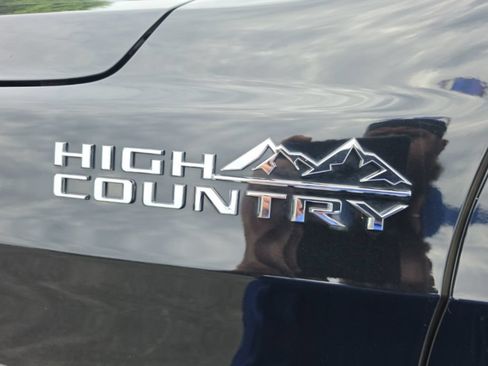 Used 2024 Chevrolet Suburban High Country RWD image 32