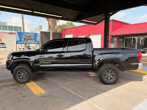 Used 2020 Toyota Tacoma SR5 AWD/4WD image 2