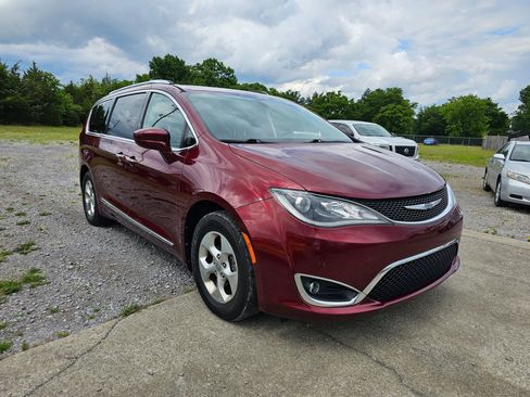 Used 2017 Chrysler Pacifica Touring-L Plus FWD image 2