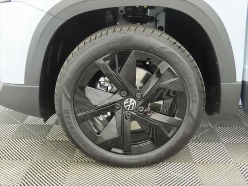 New 2026 Volkswagen Taos SE image 30