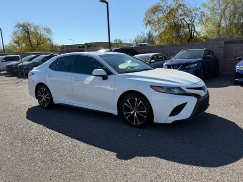 Used 2018 Toyota Camry SE image 3