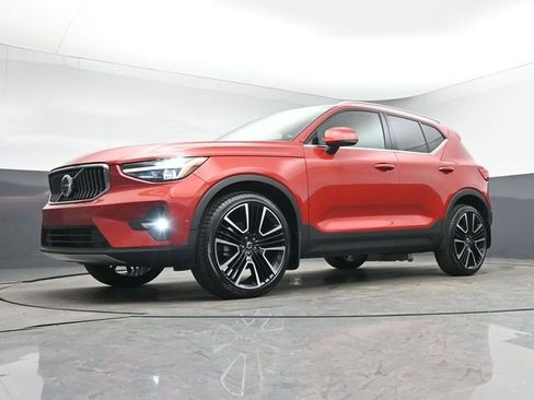 Used 2023 Volvo XC40 B5 Ultimate w/ Climate Package image 40