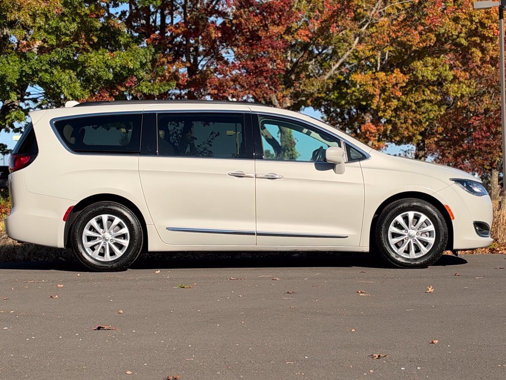 Used 2017 Chrysler Pacifica Touring-L FWD image 8