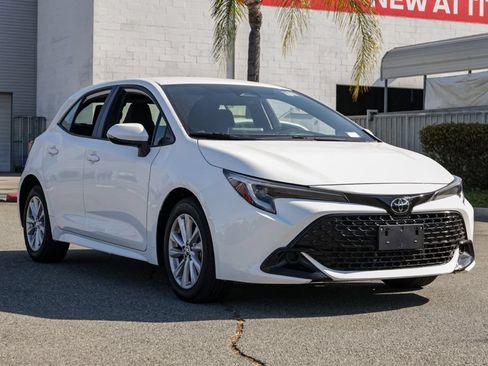 Used 2025 Toyota Corolla SE FWD image 2