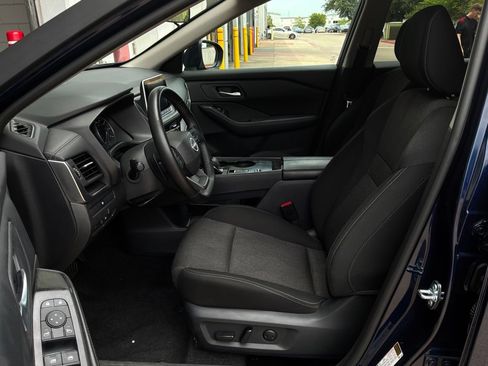 Used 2025 Nissan Rogue SV FWD image 10