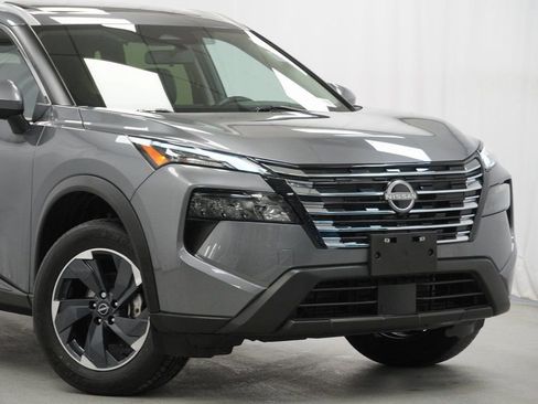 Used 2024 Nissan Rogue SV w/ SV Premium Package image 3